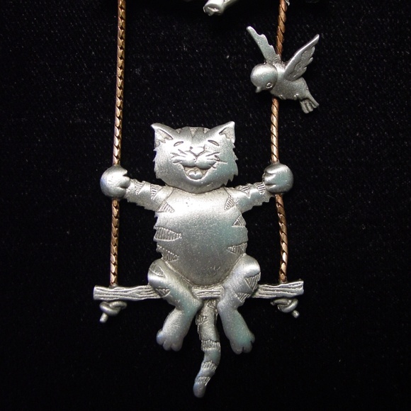 🆕 JJ Jonette Jewelry Cat in Swing Pin Brooch - Picture 3 of 4